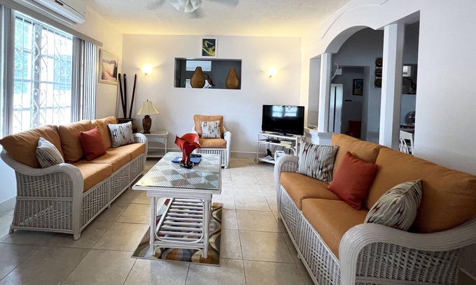 Reeds Bay House | Welcome to the unpretentious and breezy Graceville, steps away from the beach
