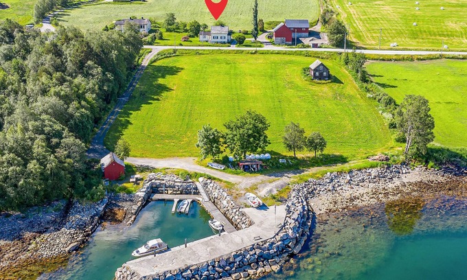 Møre og Romsdal House | Welcome to this lovely cottage with panoramic view over the Romsdalsfjord.