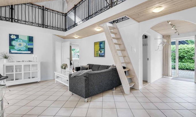 Lystrup House | Welcome to this striking cottage with exciting room distribution and high ceiling.