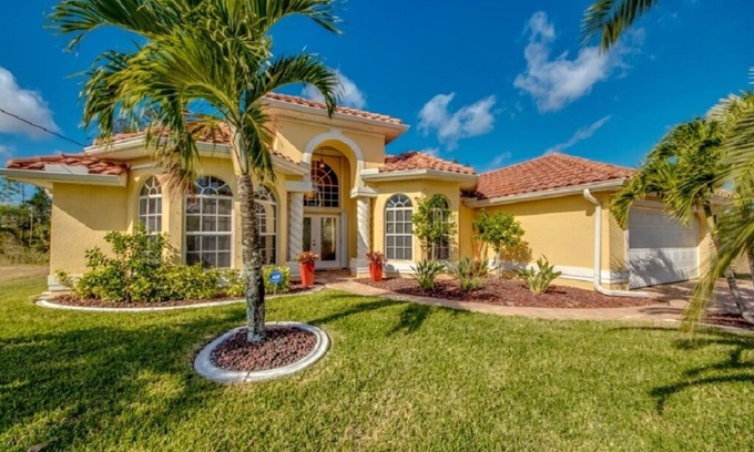 Jacarandas House | Welcome to Villa Pelican Bay, great location, pool, free WIFI