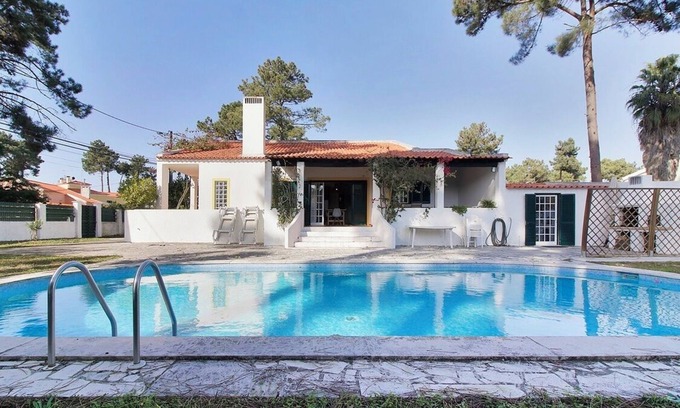 Verdizela House | Welcome to your dream escape in PT-Lisbon, a quiet and green residential area