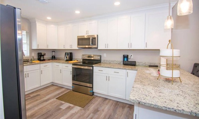 Lakeland House | Welcoming 4-bedroom house with AC in Lakeland