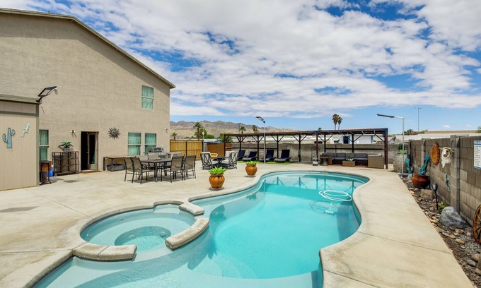 Bullhead City House | Welcoming Bullhead City Home w/Pool & Game Room!