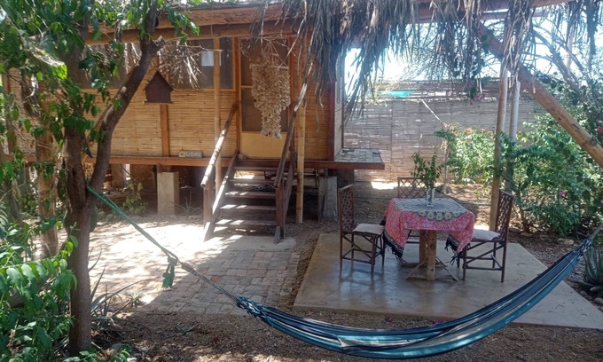 Mancora Cabin | Welcoming cabin with WiFi in vibrant Máncora