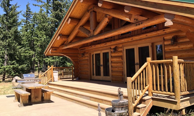 Cle Elum House | Well appointed cabin with views on 20 acres, minutes from Cle Elum & Roslyn