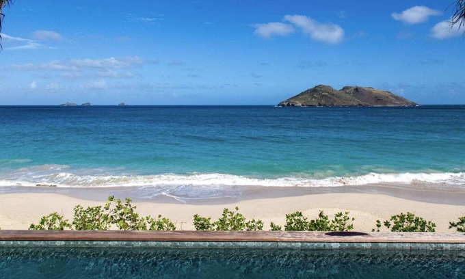 Flamands Villa | Well-appointed villa right on Flamands beach