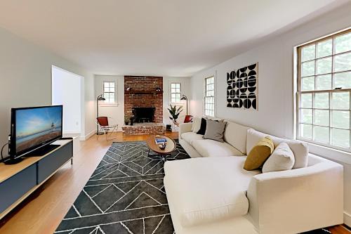 Wellfleet House | Wellfleet Harbor Hideaway