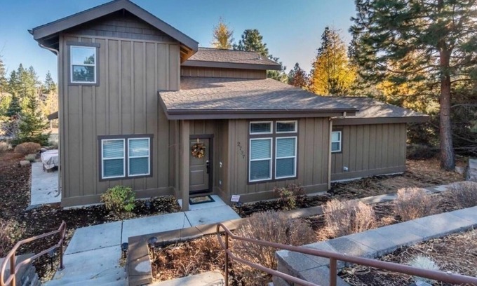 Broken Top House | West Bend Bike and Ski Getaway Hot Tubs Ready