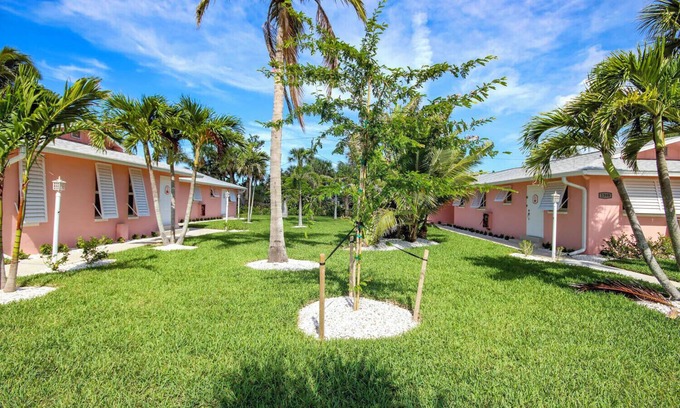 Tradewinds Cottage | West End Paradise Unit Coral 4 - One bedroom efficiency suite