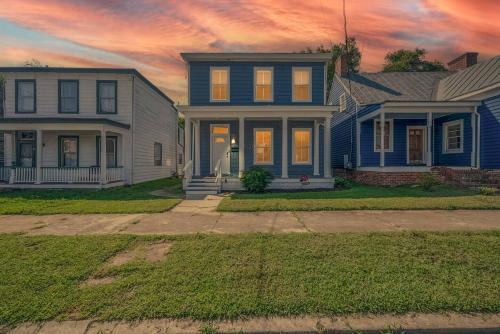 Petersburg House | West High 3BR Private Backyard Petersburg Gem