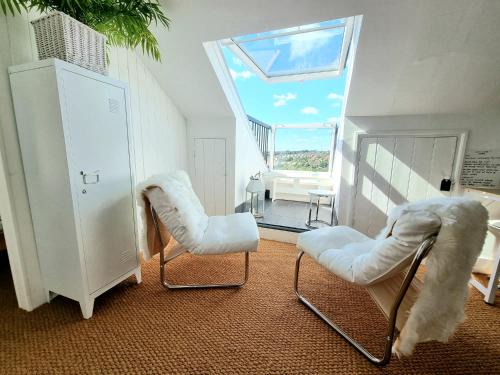 Hastings Apartment | West Hill Retreat Seaview Balcony Self Catered Loft Studio & Free Offstreet Parking