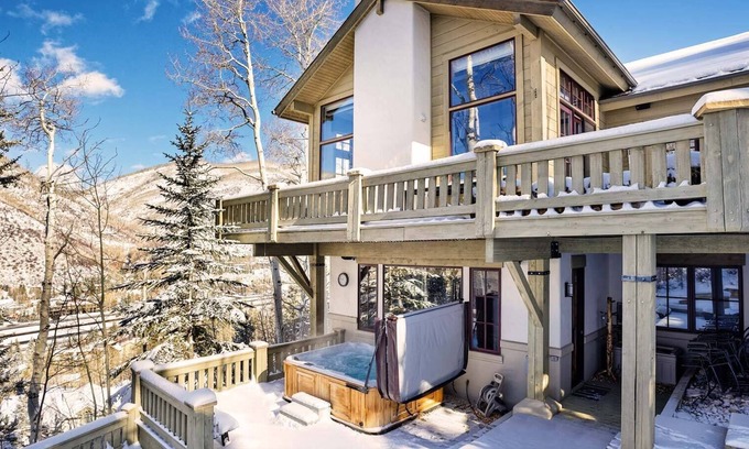 Highland Meadows House | West Pine Chalet | 5 Min from Ski Runs w/Hot Tub