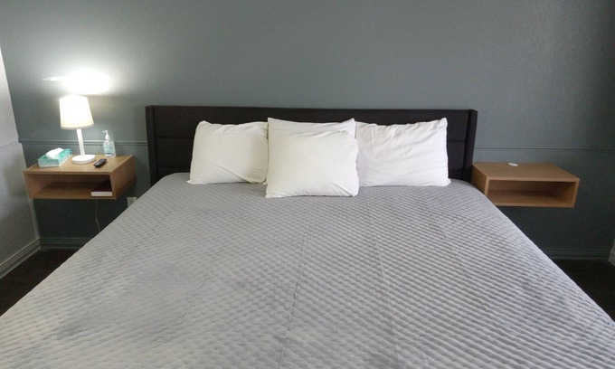 Versailles Hotel | Western Hills Motel