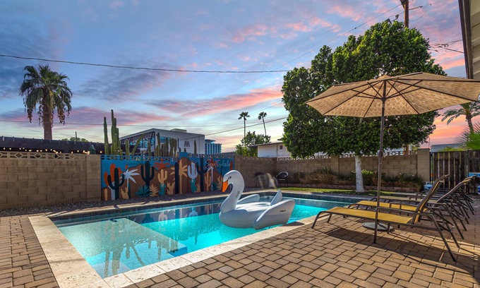 Entertainment District House | WESTERN SAGUARO - WALK TO ENTERTAINMENT DISTRICT!