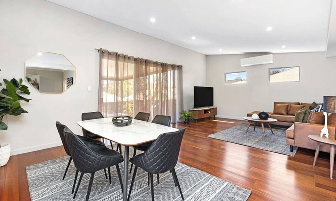 East Victoria Park Apartment | Westminster Cottage! Near Albany Hwy Cafe Strip!
