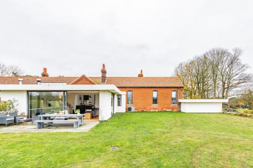 Roughton House | Westward Skies - Luxurious Modern Countryside Retreat