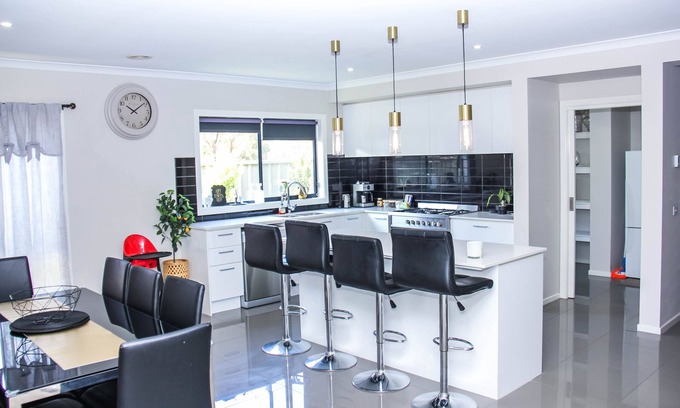 Wonthaggi House | Wetland Gem, 2 minutes' walk to the parks and shops! Close to beaches