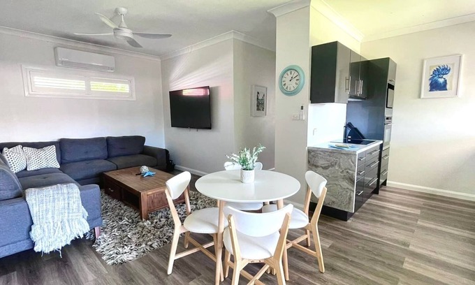 Port Macquarie Apartment | Whale Tales - end of Season - 5 mins to Headland