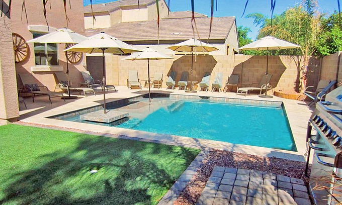 Centerra House | WHIMSICAL TRAVELERS RETREAT Location1/2 mi GYBall park! BUDGET FRIENDLY!