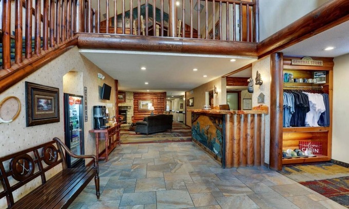 Galena House | Whirlpool, Living Room with Dry Bar, Theme Suite, Stoney Creek Galena