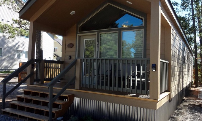 West Yellowstone House | WHISKEY SPRINGS CABINS #2nComfortable lodging to explore Yellowstone