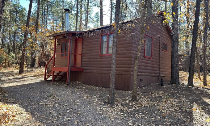 Pinetop-Lakeside Cabin | Whispering Pines Resort- Cabin #3 (Highway Front)