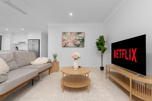 Pimpama House | Whispering Pines - Stylish 3BR Duplex close to M1
