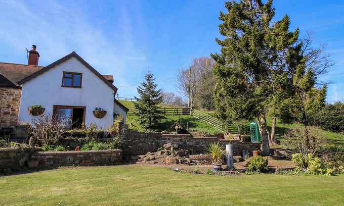 Farlow Cottage | WHITE COTTAGE, pet friendly, with a garden in Cleobury Mortimer