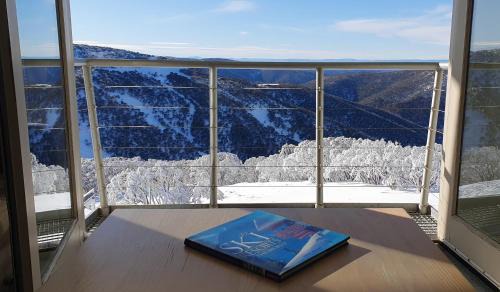 Hotham Heights Apartment | White Crystal 109