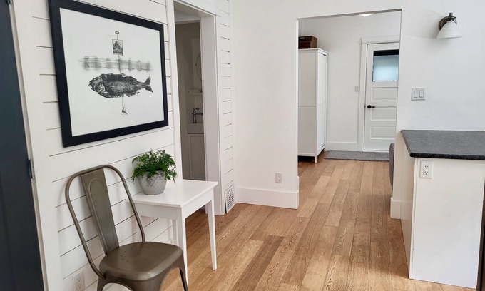 Salmon Arm House | White House - Entire downtown cottage