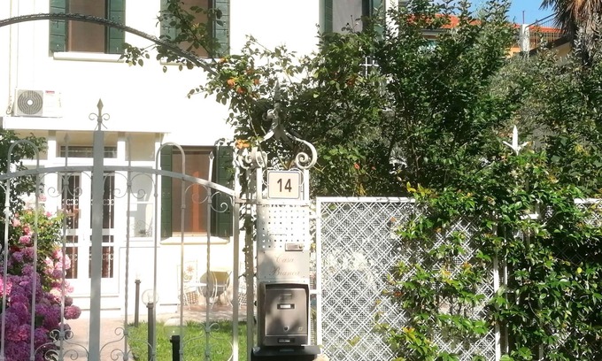 Mestre House | White house with garden and parking