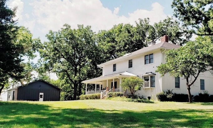South Kansas City House | White Oak Farmhouse w/Private Yard 4bdrm sleeps 8
