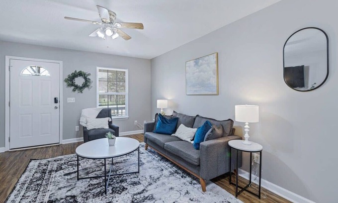 Trenton House | White Oak - fire pit, fast wifi, & free parking