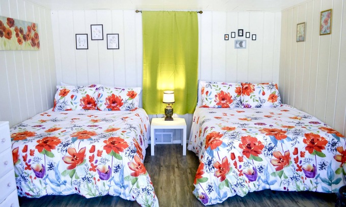 Whitehall Hotel | Whitehall Cottages Boutique Motel - 2 Full Beds