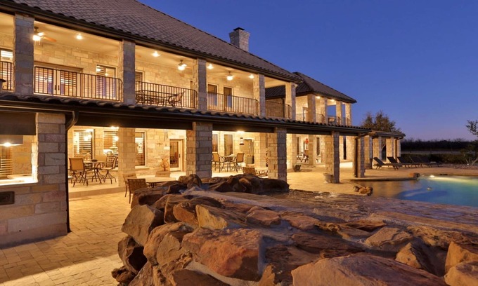 Goldsboro Villa | >Who wants to Bunk like a Billionaire?<