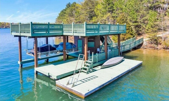 Huddleston House | Wifi, Hot Tub, Pool Table, Sleeps 16! Private Retreat! Come Visit "Glendalough"!