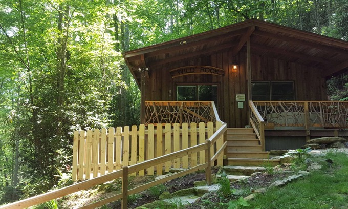 Penrose Cottage | Wild Rock Cottage - Scenic Getaway - WiFi - Hot Tub - Pets OK