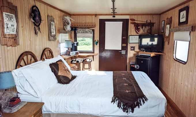 Sequim Hotel | Wild West at Olympic Railway Inn - Pet Friendly