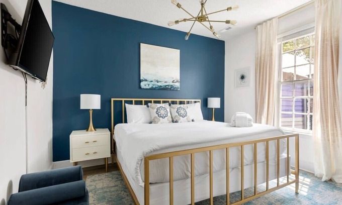 Cannonborough Elliotborough Apartment | Wilhelmenia King 2BR Near Bars and Dining