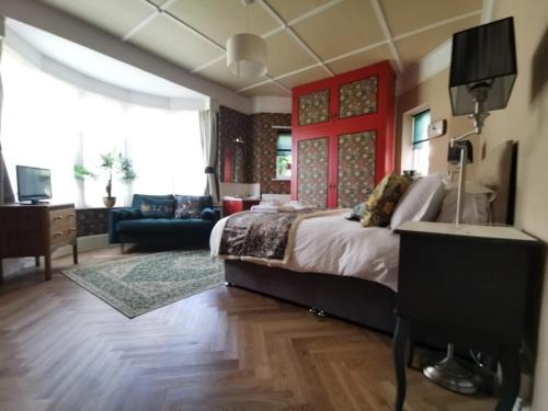Bexhill-on-Sea House | William Morris, Spacious ground floor lux double bedroom