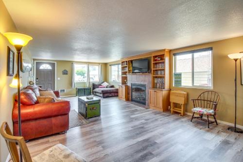Winchester Bay House | Winchester Bay Vacation Rental Near Dunes and ATV!