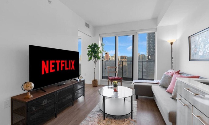 Downtown Toronto Hotel | Windsor Stays - 5 min to Eaton Centre/Sanofi Square