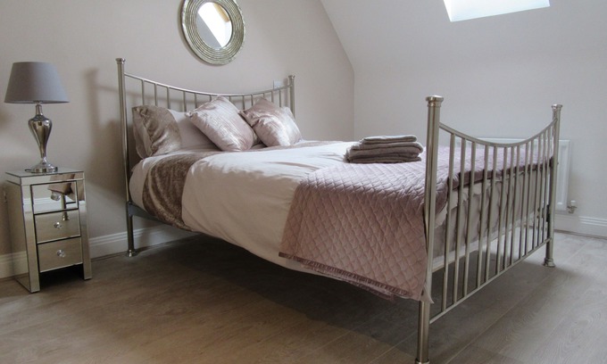 Windsor Apartment | Windsor Town centre gated en-suite property with parking & lift. 21 day minimum