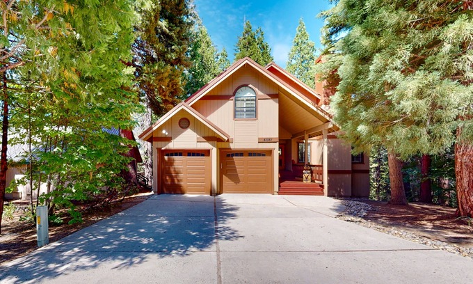 Shaver Lake Cabin | Windwood Inn | Spacious cabin in Shaver Lake with mtn views and large deck