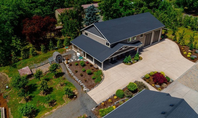 Dundee Condo | Wine and Country Vibes Throughout, Open Layout, Vaulted Ceilings, Sweet Media Setup, 5 Min 2 Newberg