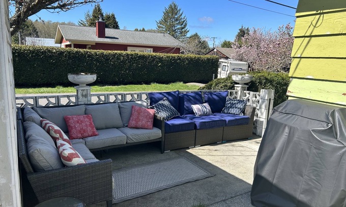 Point Roberts Cottage | Wine Down - Perfect Family getaway! 2 minutes from the beach!