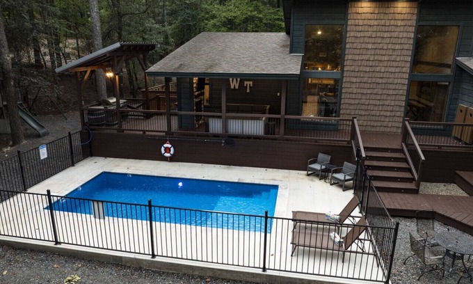 Broken Bow Cabin | Wine Time – Heated (Optional) Pool, Shuffleboard, Table Arcade, Play Set