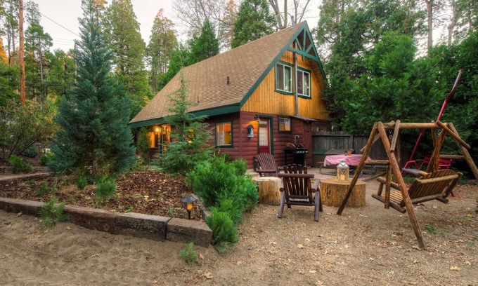 Twin Peaks Hotel | Winter Ski Chalet - Three-Bedroom | Five Beds | ¾ Bathroom | Sleeps Eight