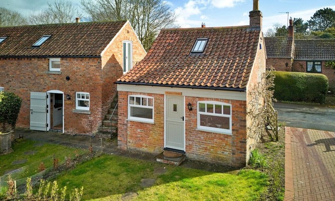Horncastle Cottage | Wisteria at the Rookery