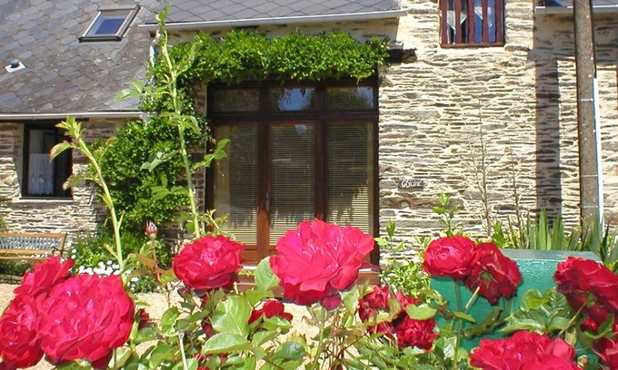 La Chapelle-de-Brain Cottage | Wisteria Barn, South Brittany barn, free bikes, WiFi, near village